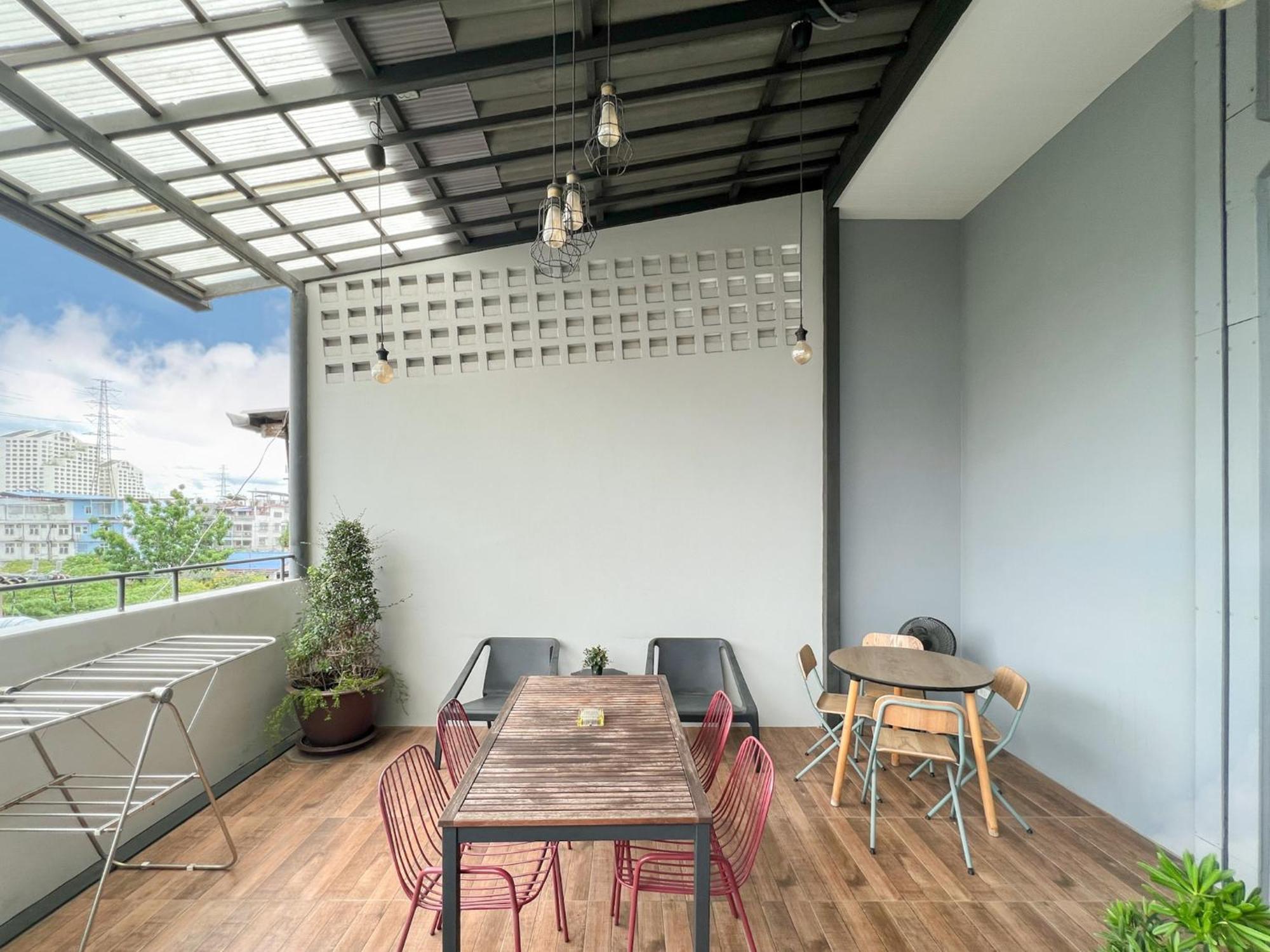 Neveu Premier Residence : Ratchada Бангкок Экстерьер фото
