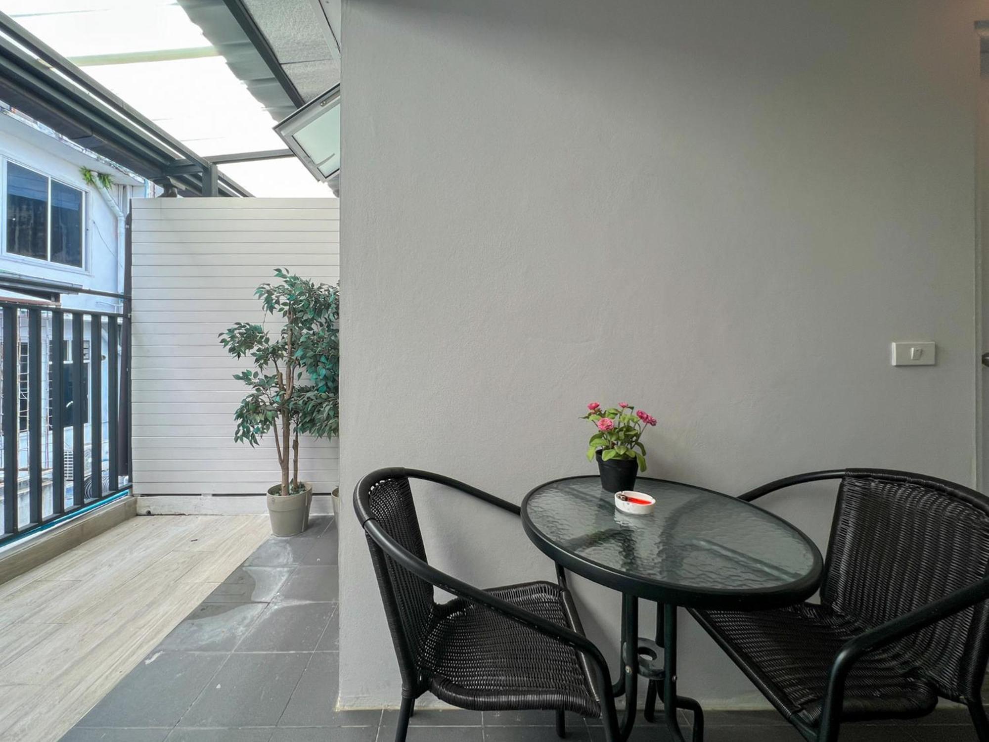 Neveu Premier Residence : Ratchada Бангкок Экстерьер фото
