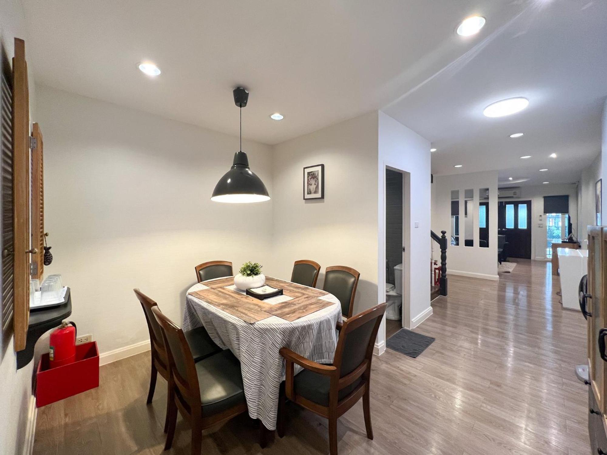 Neveu Premier Residence : Ratchada Бангкок Экстерьер фото